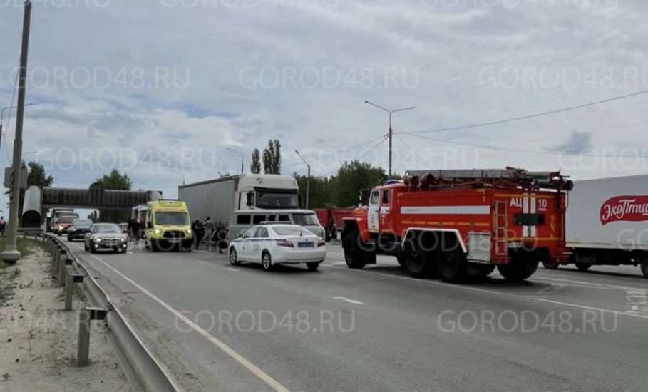 У Ельца «Тойота» въехала под грузовик