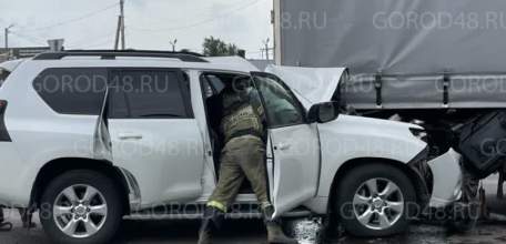 У Ельца «Тойота» въехала под грузовик