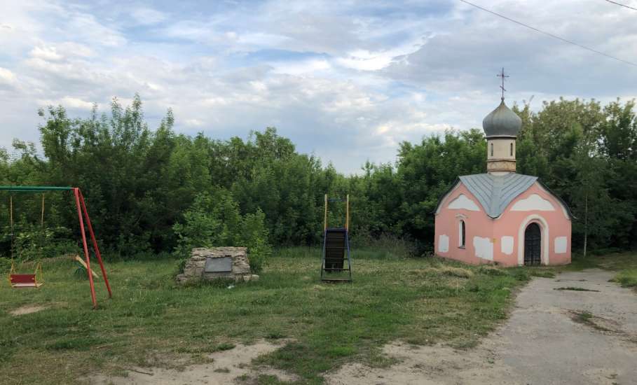 Часовня под Вознесенским собором в Ельце заброшена! Заросли вымахали выше часовни!
