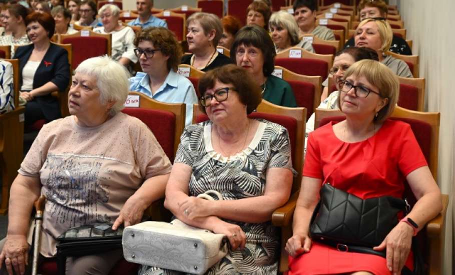 Сегодня в ДК Железнодорожников состоялосьторжественное мероприятие, посвященное Дню социального работника