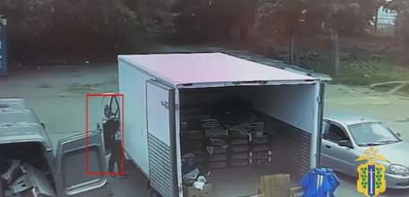 В Ельце прохожий украл из припаркованной у кафе Газели 47 000 рублей