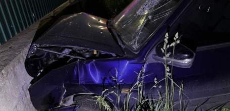 Пьяный саратовец угнал «ВАЗ 2114» у ельчанина и врезался в бетонное ограждение