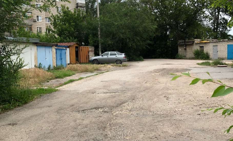 Жители засосенской части города устали жить в пыли, грязи и передвигаться по разбитым дорогам и тротуарам!