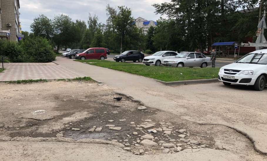 Жители засосенской части города устали жить в пыли, грязи и передвигаться по разбитым дорогам и тротуарам!