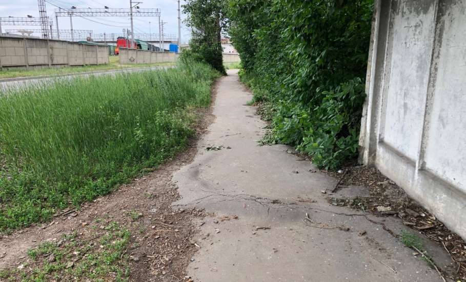 Жители засосенской части города устали жить в пыли, грязи и передвигаться по разбитым дорогам и тротуарам!