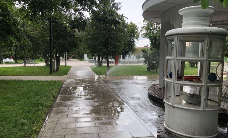 Полный ужас в сквере Пушкина в Ельце! Вода бьёт не туда, обливает пешеходов и портит беседку!
