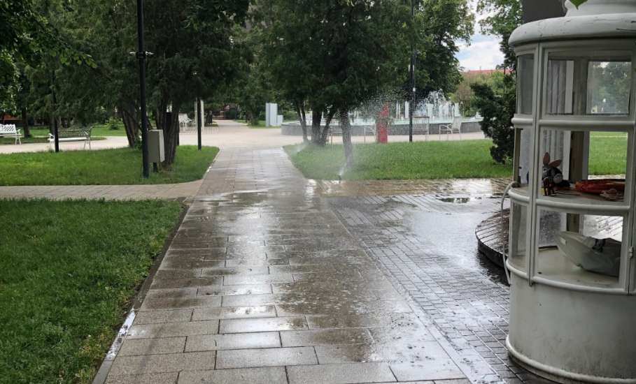 Полный ужас в сквере Пушкина в Ельце! Вода бьёт не туда, обливает пешеходов и портит беседку!