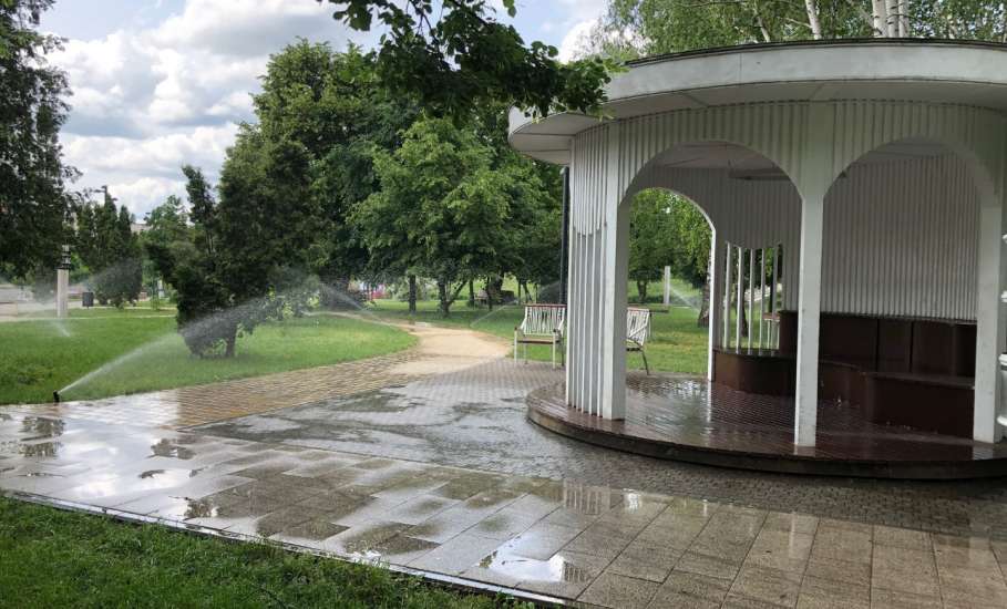 Полный ужас в сквере Пушкина в Ельце! Вода бьёт не туда, обливает пешеходов и портит беседку!