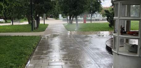 Полный ужас в сквере Пушкина в Ельце! Вода бьёт не туда, обливает пешеходов и портит беседку!