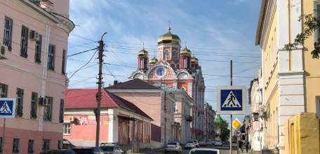 69-летняя карманница обчистила на рынке пенсионерку с тростью