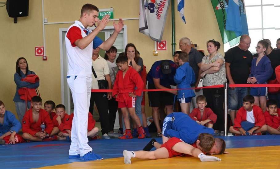 Турнир по самбо и дзюдо стартовал во Дворце самбо в д. Хмелинец