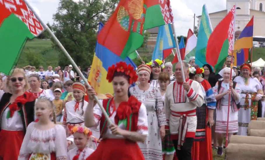 На площадке «Казачья застава» прошёл яркий и колоритный фестиваль национальных культур «В семье единой»