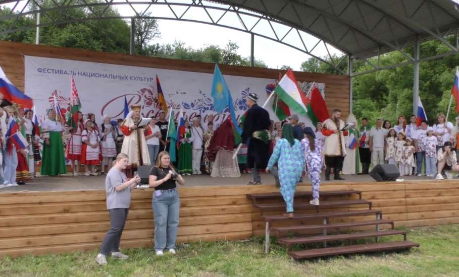На площадке «Казачья застава» прошёл яркий и колоритный фестиваль национальных культур «В семье единой»