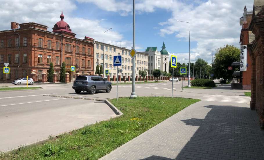 В Ельце по улице Коммунаров наконец установили препятствия для гонщиков! Не везде