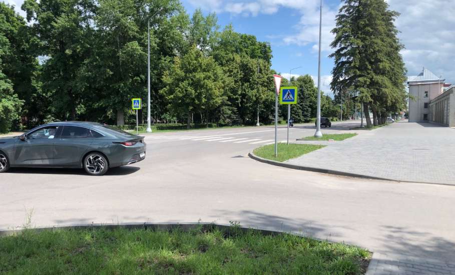 В Ельце по улице Коммунаров наконец установили препятствия для гонщиков! Не везде