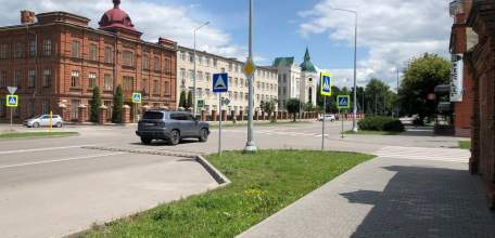 В Ельце по улице Коммунаров наконец установили препятствия для гонщиков! Не везде