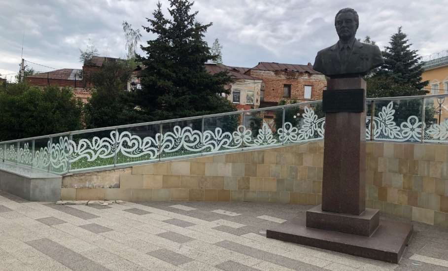 Скверы Бунина и Соломенцева в центре Ельца продолжают разрушаться на глазах!