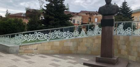 Скверы Бунина и Соломенцева в центре Ельца продолжают разрушаться на глазах!