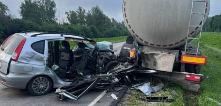 В Тербунском районе автоинспекторы устанавливают обстоятельства столкновения легковой иномарки с большегрузом, в котором пострадали два человека!