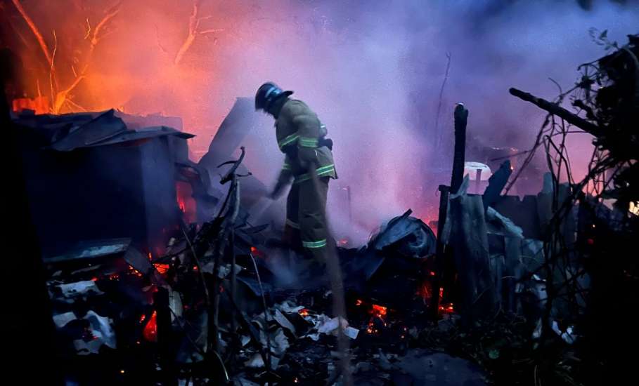 Неосторожность привела к пожару: надворная постройка полностью уничтожена огнем!