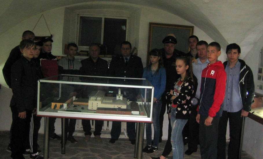 Сотрудники полиции и помощник прокурора г. Ельца провели экскурсию в музее «Елецкий острог» с учащимися образовательных учреждений города