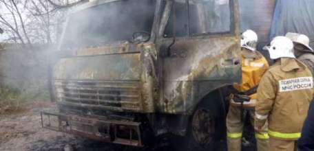 Ночью в селе Казаки горел автомобиль "КАМАЗ"