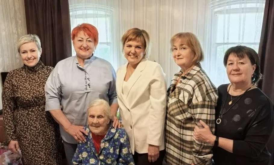 1 июля весь коллектив ГУЗ Елецкая ГДБ поздравлял с 98 летием Клавдию Ивановну Быкову!