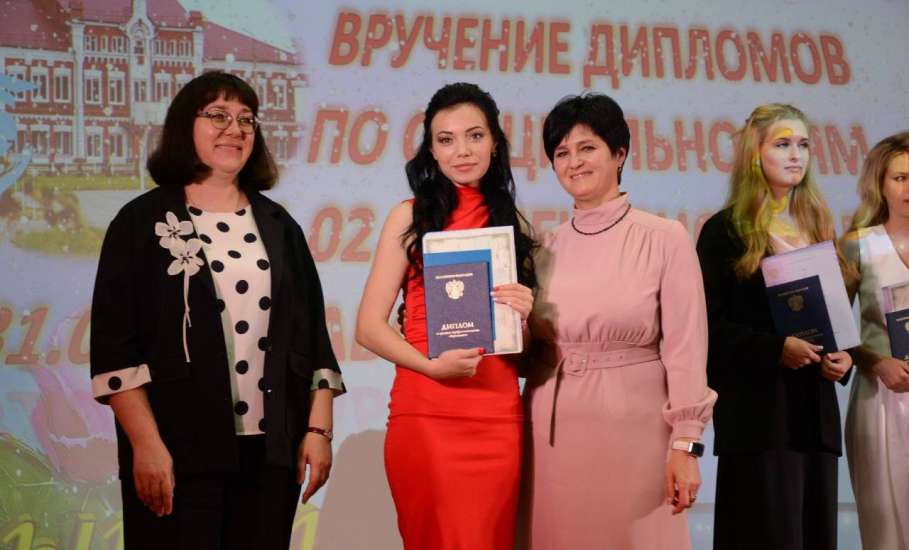1 июля министр здравоохранения региона вручила дипломы выпускникам Елецкого медколледжа