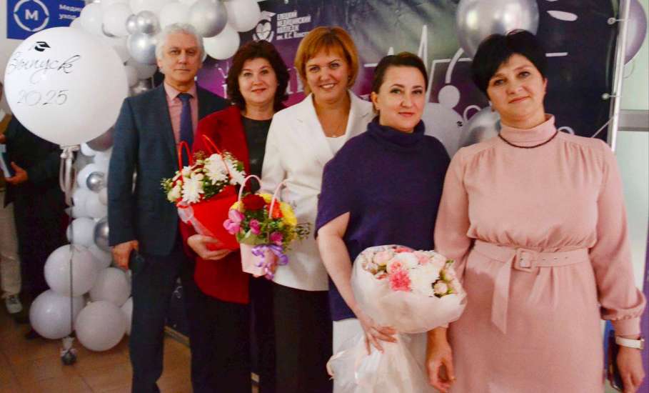 1 июля министр здравоохранения региона вручила дипломы выпускникам Елецкого медколледжа