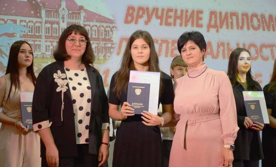 1 июля министр здравоохранения региона вручила дипломы выпускникам Елецкого медколледжа