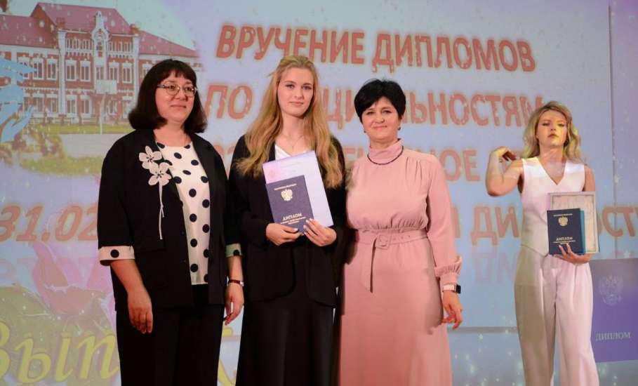 1 июля министр здравоохранения региона вручила дипломы выпускникам Елецкого медколледжа