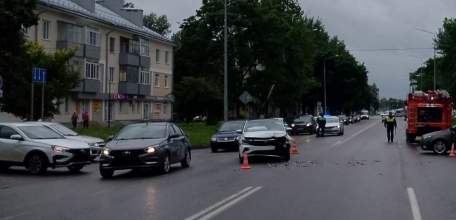 Новое ДТП в Ельце по улице Коммунаров! Женщина госпитализирована!