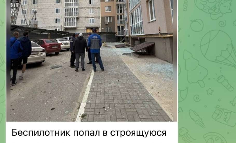 После падения беспилотника на парковке одного из предприятий в Ельце возник пожар!