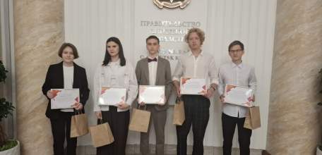 3 июля в Правительстве региона состоялась встреча Игоря Артамонова с выпускниками 2025 года, набравшими 100 баллов по результатам ЕГЭ