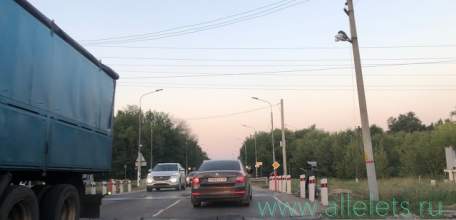 Транспортная прокуратура обязала ОАО «РЖД» устранить нарушения закона в части обслуживания переезда Елец-Телегино. А когда обяжут сделать сам переезд?! Ужасные пробки!
