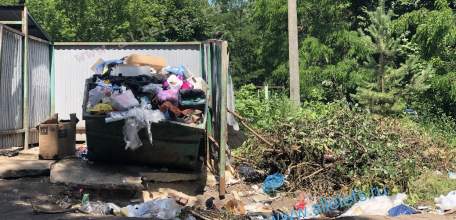 ‼️Переполненный бункер с мусором в Ельце по Улице Коммунаров, у домов 103, 105, рядом с детским садиком