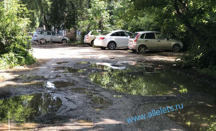 Дворовые проезды Ельца в ямах, как после бомбёжки!