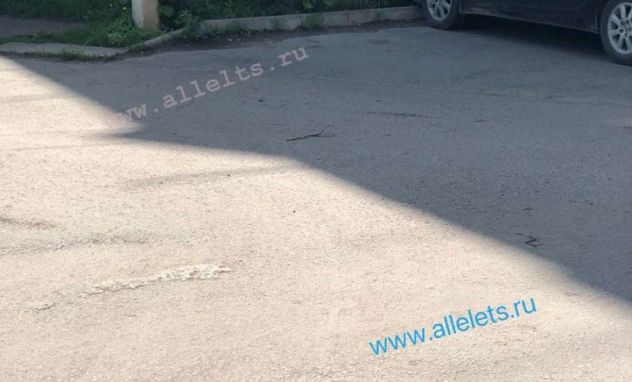 Дворовые проезды Ельца в ямах, как после бомбёжки!