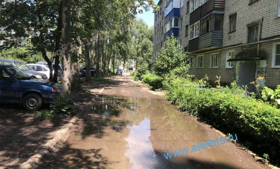 Дворовые проезды Ельца в ямах, как после бомбёжки!