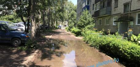 Дворовые проезды Ельца в ямах, как после бомбёжки!