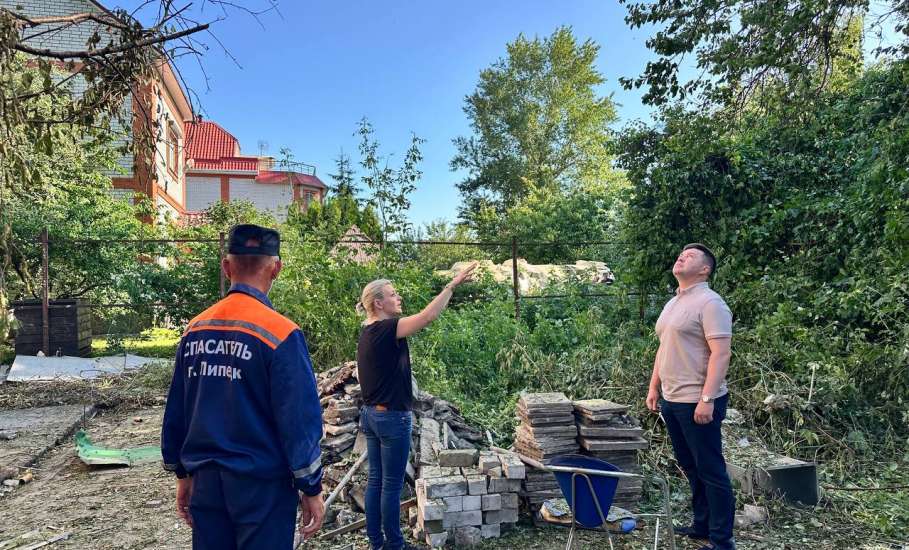 В одном из районов города Липецка обломки упали на частный жилой дом – повреждена крыша, выбиты стекла!