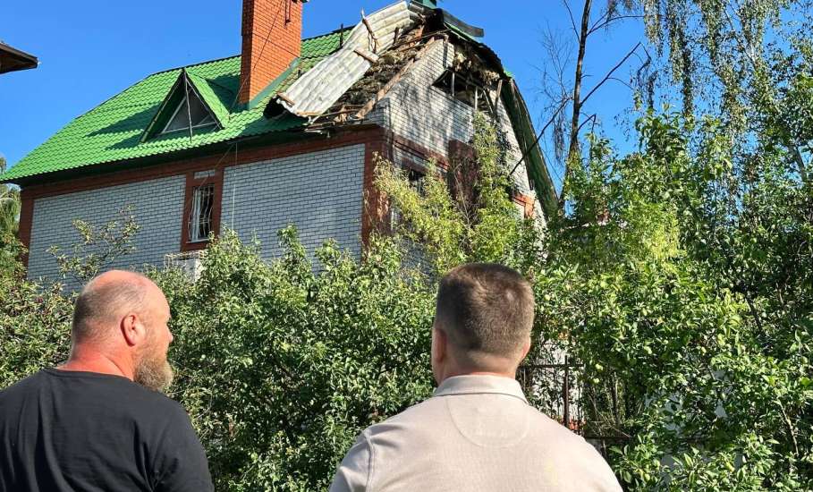 В одном из районов города Липецка обломки упали на частный жилой дом – повреждена крыша, выбиты стекла!