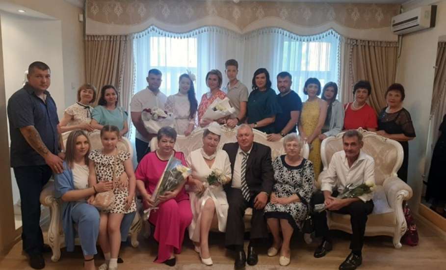 В Управлении ЗАГС и архива города Ельца чествовали серебряных юбиляров