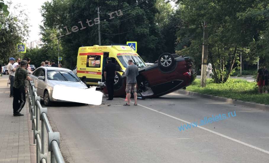‼️Только что в Ельце произошло ДТП на улице Спутников! Машина Хонда перевернулась!