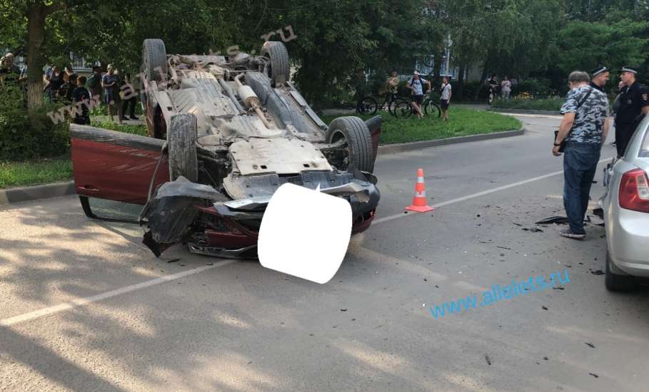 ‼️Только что в Ельце произошло ДТП на улице Спутников! Машина Хонда перевернулась!