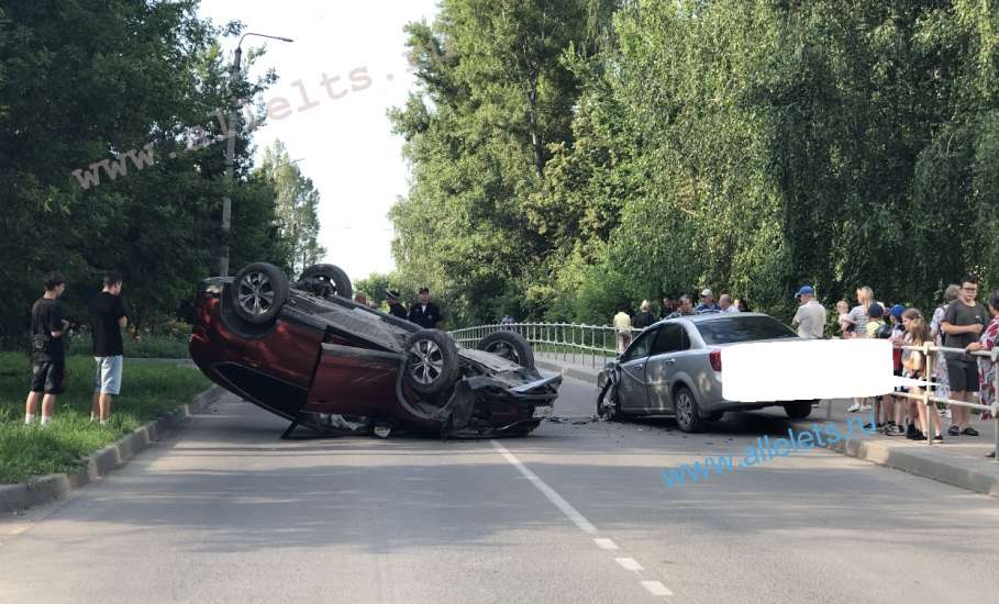 ‼️Только что в Ельце произошло ДТП на улице Спутников! Машина Хонда перевернулась!