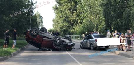 ‼️Только что в Ельце произошло ДТП на улице Спутников! Машина Хонда перевернулась!