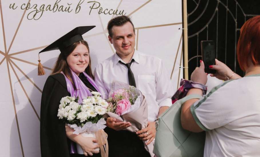В ЕГУ имени И.А. Бунина прошла церемония вручения красных дипломов лучшим выпускникам университета