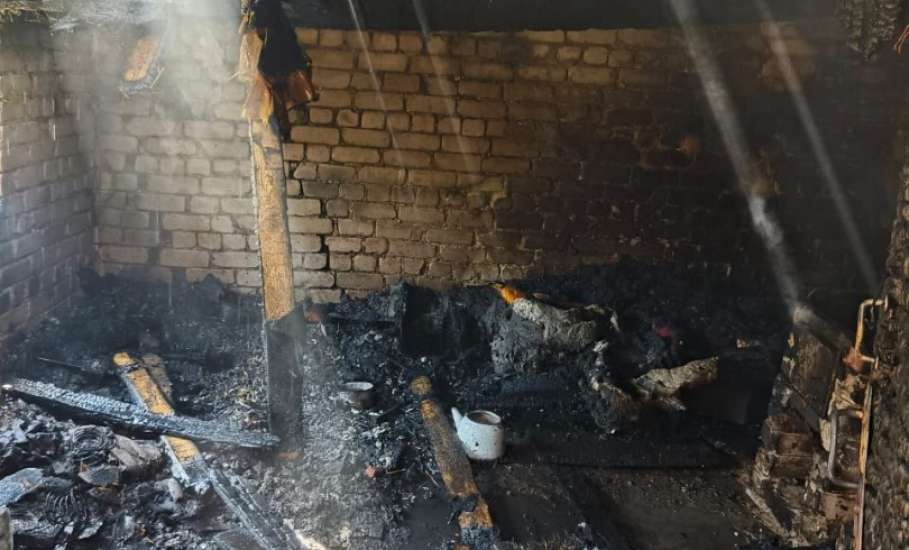 В селе Паниковец Елецкого района произошло возгорание надворной постройки. Площадь пожара составила 40 квадратных метров!