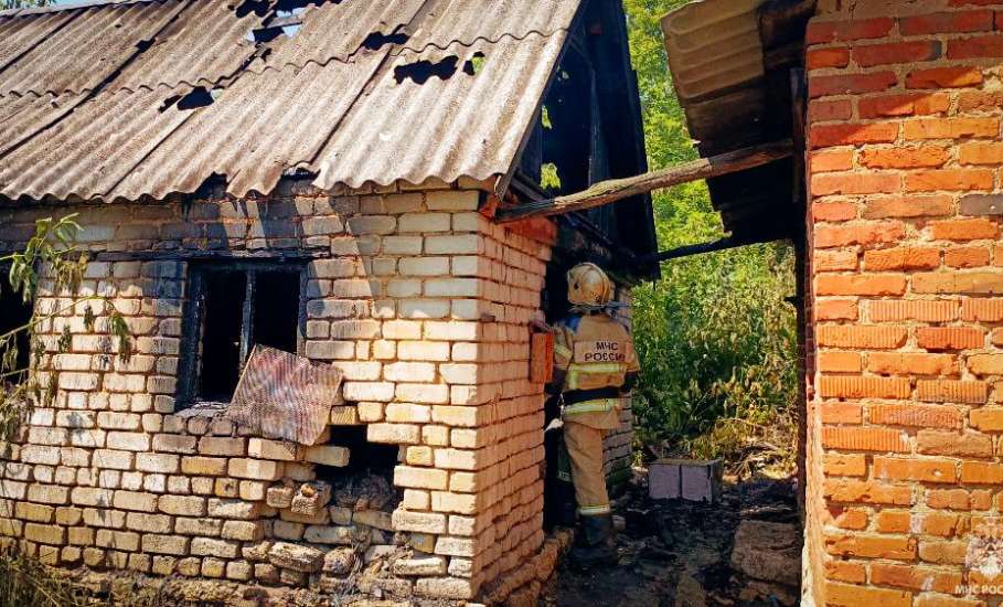В селе Паниковец Елецкого района произошло возгорание надворной постройки. Площадь пожара составила 40 квадратных метров!